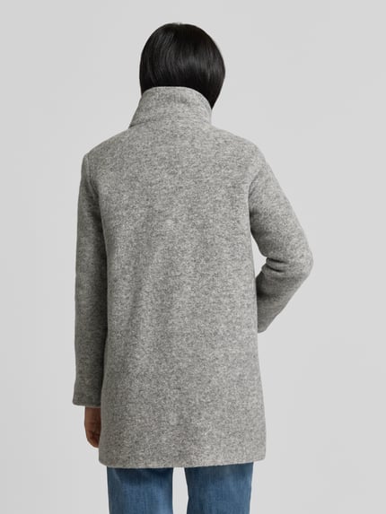 Frauenmodel trägt graue Regular Fit Jacke aus Woll-Mix von FUCHS SCHMITT mit Stehkragen, Rückenansicht, Nahaufnahme Oberkörper. Rückenlänge bei Größe 36: 82 cm, Schulterbreite: 44 cm, Brustweite: 51 cm, Ärmellänge: 64 cm.
