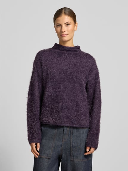Frauenmodel trägt Strickpullover mit Stehkragen Modell 'CAT' von FREE/QUENT, lila Effektgarn, Regular Fit, Nahaufnahme Oberkörper.