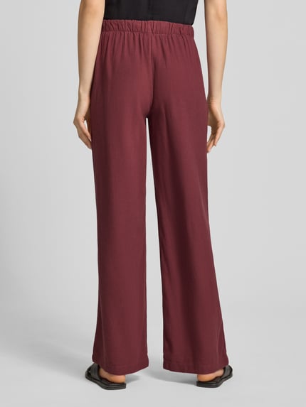 Kobiece modelka nosi Wide Leg Leinenhose mit elastischem Bund Modell 'GOA' od Only, efekt: jednolity kolor, krój: spodnie z szerokimi nogawkami, tunel, elastyczny pas, wpuszczane kieszenie, materiał: mieszanka wiskozy i lnu, widok całopostaciowy z tyłu.