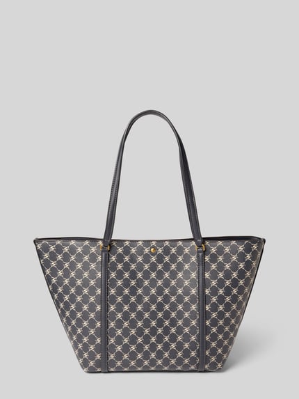 Produktfoto, Tote Bag mit Magnetverschluss Modell 'PORTA' von MANGO mit Allover-Label-Print, dunkelblau-beige, strukturierte Oberfläche