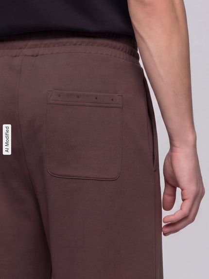 Mężczyzna nosi Relaxed Fit Sweathose aus reiner Baumwolle Modell 'Devropant' von HUGO, szerokość, spodnie, zbliżenie tylnej części, zdjęcie KI-modifiziertes Bild.