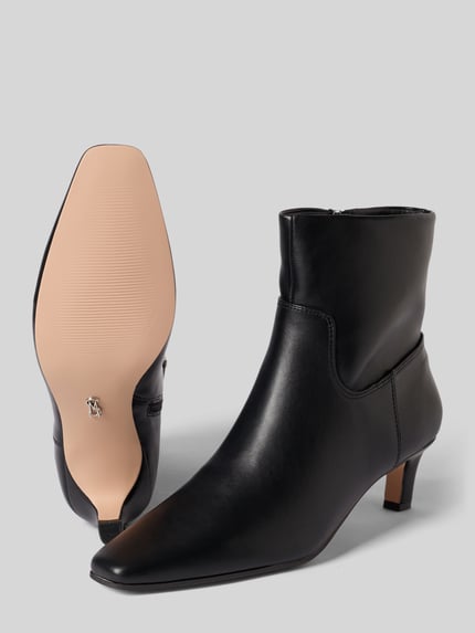 Produktfoto, zwarte Dames laarsje met spitse neus, naaldhak, gladde zool, Model 'Davis' van Steve Madden, ritssluiting, maat 40, hakhoogte 6 cm, schachthoogte 15 cm, schachtbreedte 12 cm