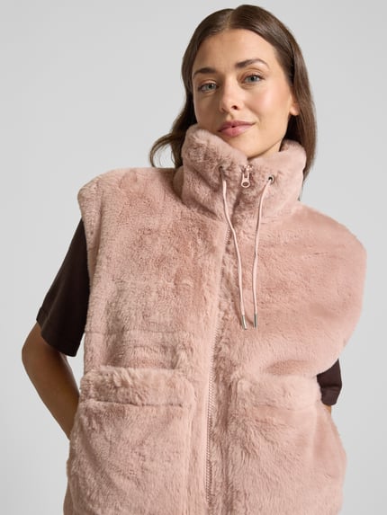 Vrouwenmodel draagt Weste met Stehkragen Modell 'FONY' van FREE/QUENT, recht model, roze, zachte textuur, rits, zakken, close-up bovenlichaam.