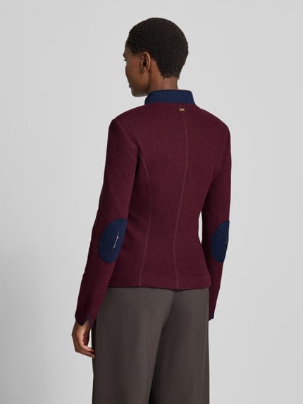 Vrouwenmodel draagt blazer uit wolmix met pochet van White Label in bordeauxrood met blauwe accenten, getailleerd model, rugaanzicht. Ruglengte maat 36: 52 cm, borstwijdte 46 cm, mouwlengte 64 cm.