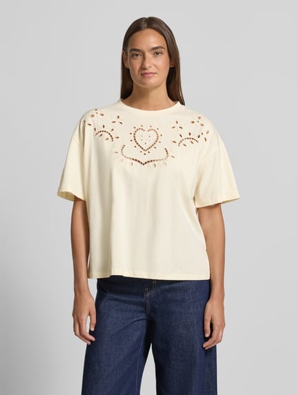 Kobiece model nosi T-Shirt mit Lochstickerei und Rundhalsausschnitt von Jake*s Casual, damski t-shirt z bawełny, krój regular fit, haft angielski, okrągły dekolt, długość tyłu w rozmiarze S: 50 cm, jasny kolor, widok na cały przód, ujęcie na całe ciało z przodu.