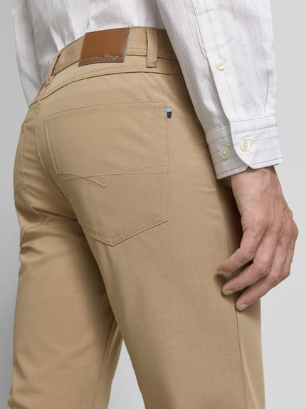 Mężczyzna nosi Comfort Fit Hose mit Eingrifftaschen von Christian Berg Men w beżowym kolorze, widoczna faktura materiału, detal z tyłu, Szerokość w rozmiarze 32/32: 41 cm, długość nogawki wewnętrznej: 78 cm, krój comfort fit, bawełna z domieszką wiskozy, detalaufnahme.