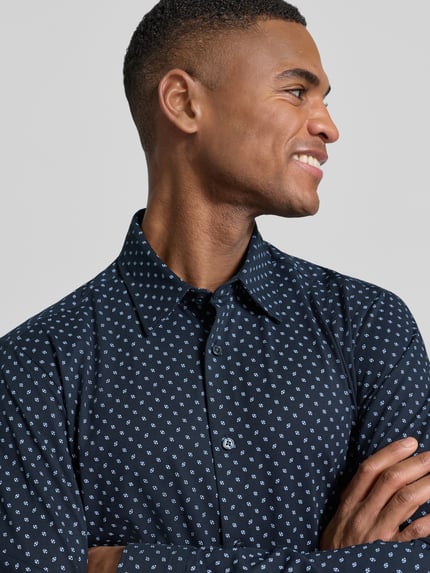 Męski model nosi Slim Fit Businesshemd aus Baumwoll-Mix Modell 'P-ROAN-K-F-261' von BOSS, efekt: wzór na całej powierzchni, kołnierzyk typu kent, na całej długości listwa guzikowa, mankiet zapinany na 1 guzik, mieszanka bawełny, zbliżenie na górną część ciała