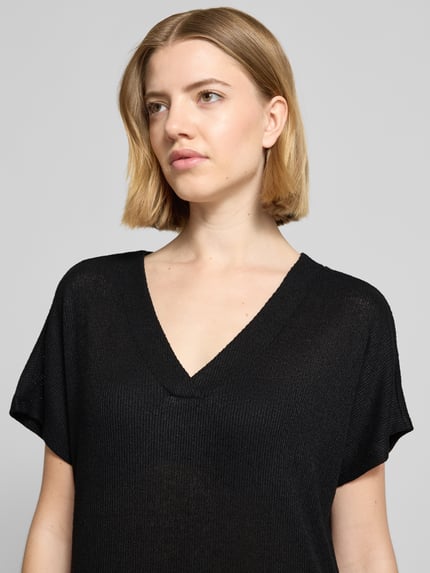 Vrouwenmodel draagt Strickkleid mit V-Ausschnitt Modell 'Delia' van Soyaconcept, zwart, viscosemix met stretch, rechte fit, midi, Nahaufnahme bovenlichaam.
