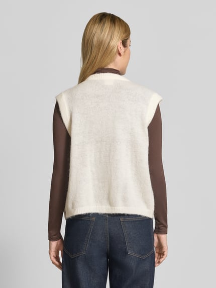 Männermodel trägt kamizelka dzianinowa w odcieniu kremowym, Model 'BLUSH' od ICHI z dodatkiem wełny, Mieszanka materiałów, krój regular fit, długość tyłu w rozmiarze S: 48 cm, Ganzkörperansicht Rückansicht