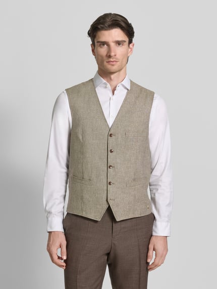 Męski model nosi Regular Fit Weste aus Leinen-Mix Modell 'Wilson-G' von Carl Gross, jasnobeżowa, krój regular fit, V-dekolt, kieszenie z lamówką, guzik, mieszanka lnu z wiskozą, szerokość w rozmiarze 50: 52 cm, długość z tyłu: 66 cm, szerokość ramion: 39 cm, pełny widok z przodu.
