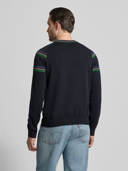 Männermodel trägt Pullover mit Rundhalsausschnitt und Kontraststreifen von PAUL SMITH, reine Baumwolle, Regular Fit, Rückenansicht Ganzkörperansicht.