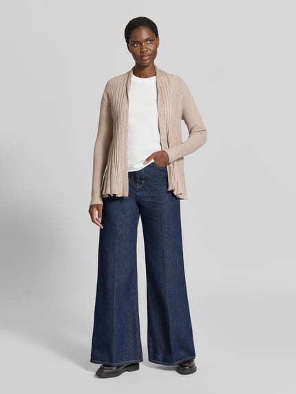 Frauenmodel trägt Cardigan aus Viskose-Mix Modell 'CLAUDISSE' von FREE/QUENT in Beige mit Raffungen, schmale Passform, Ganzkörperansicht von vorne.