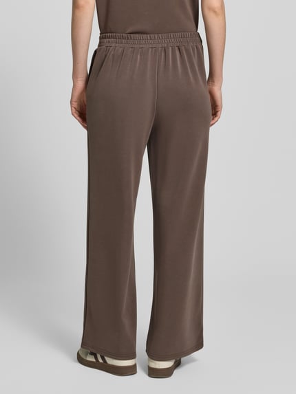 Frauenmodel trägt Wide Leg Sweatpants mit elastischem Bund Modell 'Helle' von My Essential Wardrobe, braun, Material-Mix mit Viskose-Anteil, Ganzkörperansicht Rückansicht.