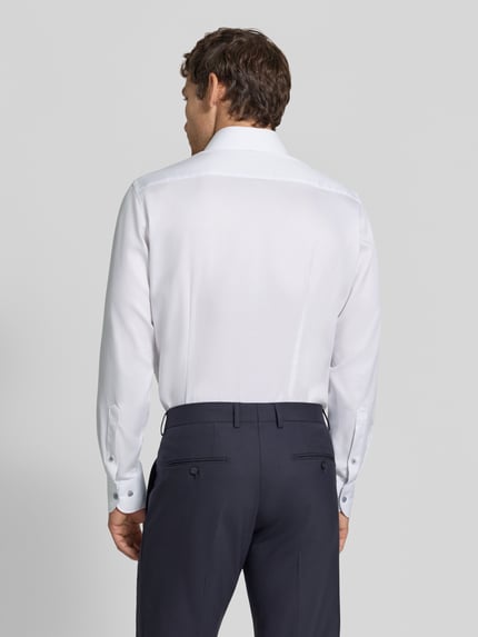 Männermodel trägt Modern Fit Businesshemd aus reiner Baumwolle von OLYMP in Weiß, glatte Struktur, Ganzkörperansicht Rückansicht. Herren Businesshemd von OLYMP.