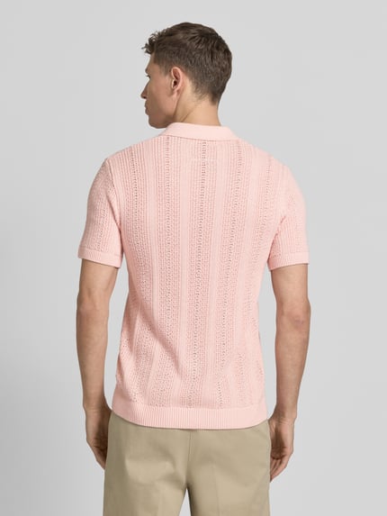 Męski model nosi Slim Fit Poloshirt mit Knopfleiste od Jack & Jones Premium, mieszanka bawełny, krój slim fit, kolor jasnoróżowy, widok całej sylwetki z tyłu.