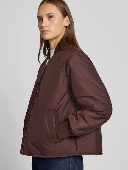 Frauenmodel trägt Regular Fit Blouson mit Wendefunktion von Marc O'Polo DENIM in Braun mit glatter Textur, Nahaufnahme Oberkörper.