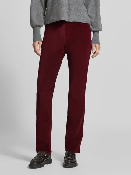 Kobieta nosi Slim Fit Jeans aus Baumwoll-Viskose-Mix Modell 'Pamina' von Raphaela By Brax, głęboki bordowy, damskie jeansy, zbliżenie na dolną część ciała, Ganzkörperansicht von vorne, Damen Straight Fit Jeans von Raphaela By Brax.