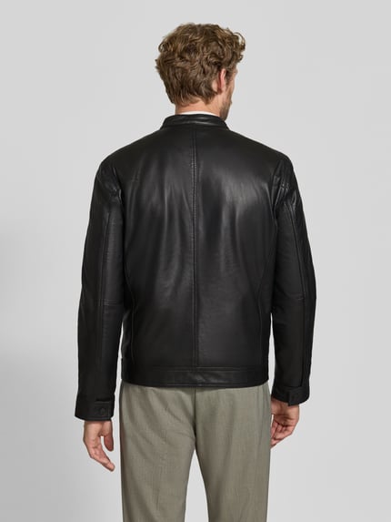 Mannelijk model draagt zwarte regular fit jack van lamsleer model 'JACE' van Strellson, Heren leerjack, volledige achteraanzicht.