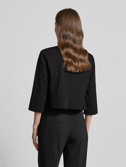 Frauenmodel trägt Blazer aus Viskose-Mix mit offener Front von Betty Barclay in Schwarz, gerader Schnitt, Rückansicht, Ganzkörperansicht.