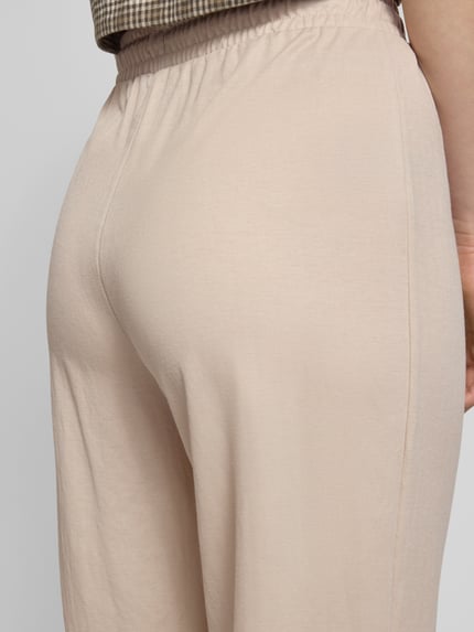 Frauenmodel trägt Loose Fit Weite Hose aus Viskose-Mix Modell 'JANY' von Only, Optik: Unifarben, Bundabschluss: elastisch mit Tunnelzug, Detailaufnahme
