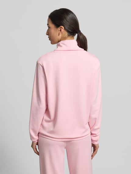 Frauenmodel trägt Sweatshirt mit Tunnelzug Modell 'Banu' von Soyaconcept in Rosa, lockerer Schnitt, gerippte Abschlüsse, Ganzkörperansicht Rückansicht.