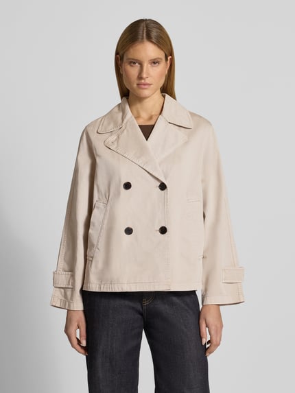 Frauenmodel trägt Regular Fit Trenchcoat aus reiner Baumwolle von Marc O'Polo, Optik: Unifarben, Reverskragen, Knopfleiste, Langarm, Riegel, Eingrifftaschen, Material: Reine Baumwolle, Ganzkörperansicht von vorne.