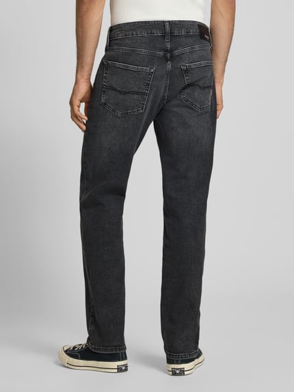 Männermodel trägt Regular Fit Straight Jeans aus katoen-lyocell-mix model 'CASH' van Pepe Jeans in denimlook met labelpatch, 5-pocketmodel, band op normale hoogte, knoop- en ritssluiting, twill-materiaalverwerking, achteraanzicht volledige lichaamsopname.