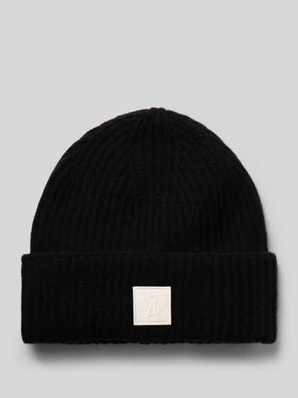 Produktfoto, schwarze, grobgestrickte Mütze aus reiner Wolle Modell 'ICONIC Å WOOL' von ARMEDANGELS, dezentes Label auf der Front. Damen Mütze.