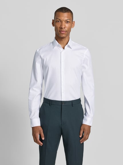Männermodel trägt Super Slim Fit Business-Hemd mit Kentkragen von Jake*s aus Reine Baumwolle, Knopfleiste, Sportmanschetten, Ganzkörperansicht von vorne.