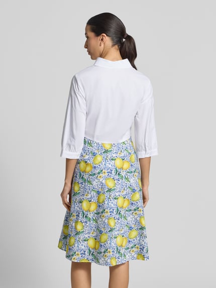 Modelka nosi sukienka mini im 2-in-1-Look von Christian Berg Woman Selection z bawełny, linia a, kołnierzyk koszulowy, dekolt w serek, wiązany detal, długość tyłu w rozmiarze 36: 39 cm, szerokość w rozmiarze 36: 44 cm, długość rękawów w rozmiarze 36: 42 cm, widok całej sylwetki z tyłu.
