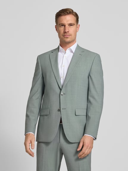 Männermodel trägt Regular Fit 2-Knopf-Sakko mit Pattentaschen von HECHTER PARIS in hellem Grau, Materialmix mit Schurwolle, Nahaufnahme Oberkörper.