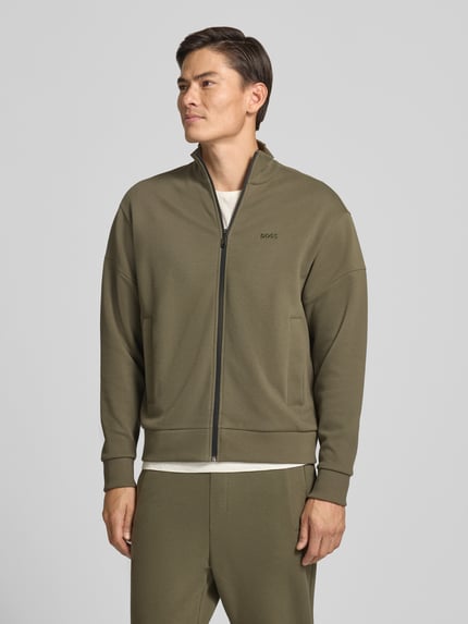 Männermodel trägt Regular Fit Sweatjacke aus Baumwoll-Mix Modell 'SW_Union Skaz' von BOSS, olivgrün, glatte Struktur, Ganzkörperansicht von vorne, Herren Sweatjacke von BOSS.