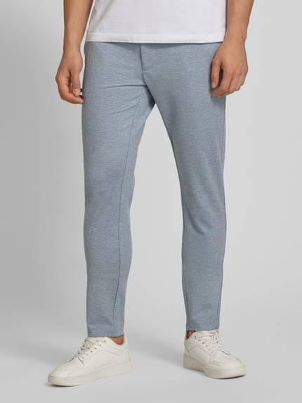 Mannenmodel draagt Slim Fit Chino uit viscosemix model 'MARK' van Only & Sons, effen kleuren, mêlee, gemêleerde look, steekzakken, labelapplicatie, knoop- en ritssluiting, zij- en achterzakken, Ganzkörperansicht van voren.
