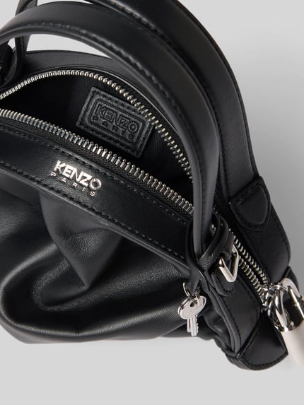 Produktfoto, Crossbody Bag mit Logo-Detail von Kenzo, czarny kolor, marszczenia, Główna przegroda z zamkiem błyskawicznym, wytłoczone logo, Szerokość w rozmiarze 1: 24 cm, Długość w rozmiarze 1: 10 cm, Głębokość w rozmiarze 1: 5 cm