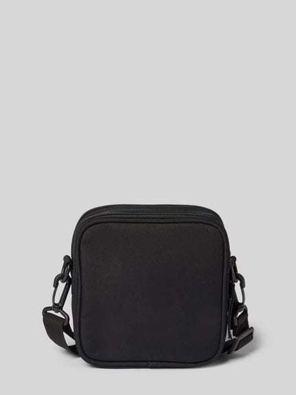 Produktfoto, Crossbody Bag mit Logo-Patch van Carhartt Work In Progress, zwart, rechthoekig, glad textuur, verstelbare schouderband, context: heren crossbody tas, gedeeld hoofdvak met ritssluiting, afneembare schouderband, breedte maat 1: 17 cm, lengte maat 1: 18 cm, diepte maat 1: 6 cm, bandlengte maat 1: 80 cm.