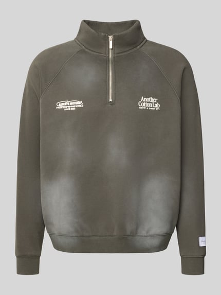 Produktfoto, Sweatshirt mit Stehkragen von ANOTHER COTTON LAB aus Baumwoll-Mix, lockerer Schnitt, kurzer Reißverschluss, Label-Details, gerippte Abschlüsse, Rückseite und Ärmel mit Farbverlauf, Länge 63 cm, Ärmel 50 cm bei Größe M.