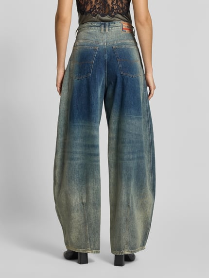 Frauenmodel trägt Loose Fit Jeans aus Baumwoll-Mix von Diesel im Used Look, fünf Taschen, Knopf- und Reißverschluss, Szerokość w rozmiarze 27: 36 cm, długość nogawki wewnętrznej: 81 cm, Ganzkörperansicht Rückansicht.