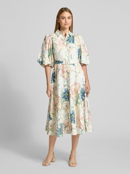 Vrouwenmodel draagt Midikleid aus Leinen-Mix mit floralem Allover-Print van Ted Baker in pasteltinten met bloemenmotief, taillierte fit, omgeslagen kraag, halve mouwen, doorknoopsluiting, afneembare stoffen riem, lengte 118 cm, borstwijdte 43 cm, mouwlengte 38 cm, volledige lichaamsweergave van voren.