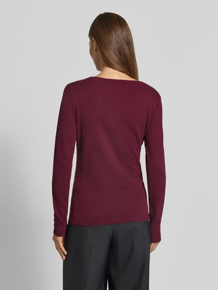 Vrouwenmodel draagt Regular Fit Pullover uit pure katoen model 'CARE' van VERO MODA in bordeaux met fijne structuur, Dames pullover, volledig zicht achterkant.