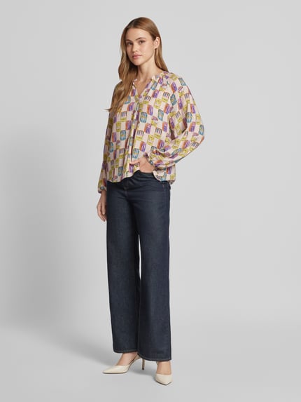 Vrouwenmodel draagt Regular Fit Bluse aus Viskose im Allover-Look van Emily Van den Bergh in veelkleurige all-over look met V-hals, zuiver viscose, regular fit, ruglengte maat 36: 61 cm, mouwlengte maat 36: 62 cm, Ganzkörperansicht van voren.