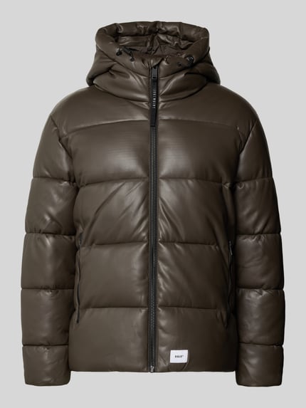 Produktfoto, Regular Fit Steppjacke mit Logo-Patch Modell 'Coen' von khujo in Olivgrün, gefütterter Stehkragen, Kapuze, Reißverschluss, Stepp-Optik