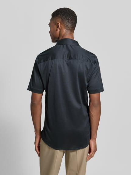 Männermodel trägt Regular Fit Freizeithemd aus Lyocell-Mix von Emporio Armani in Dunkelblau, kurzärmelig, Rückenansicht, Ganzkörperansicht.