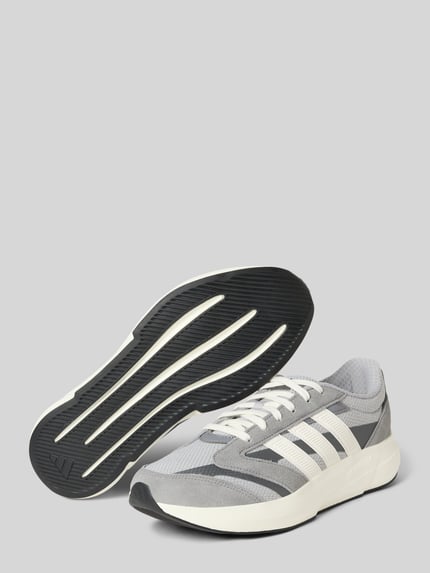 Produktfoto, Sneaker met vetersluiting model 'LIGHTSHIFT 2.0' van adidas Sportswear, grijs-wit, rubberen zool, afgeronde neus, maatinfo inbegrepen.