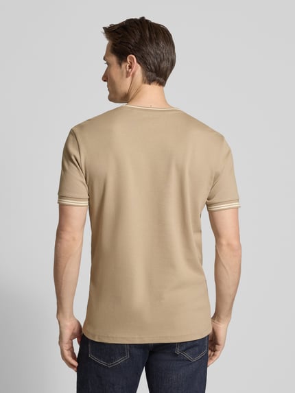 Männermodel draagt T-shirt met structuurpatroon en ronde hals van Christian Berg Men, Mix van katoen en elastaan, regular fit, ruglengte maat M 70 cm, Ganzkörperansicht Rückansicht.
