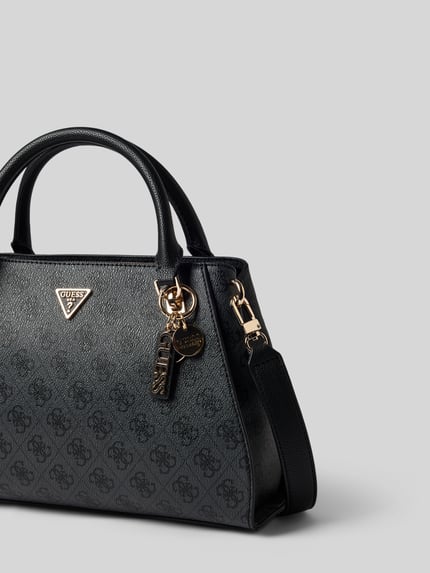 Produktfoto, Handtasche mit Logo-Muster Modell 'NOELLE II' von GUESS, Hoofdvak met ritssluiting, Logomotief, labeldetail, draagband, zwart, maat 1 breedte 27 cm lengte 23 cm diepte 11 cm schouderband 127 cm