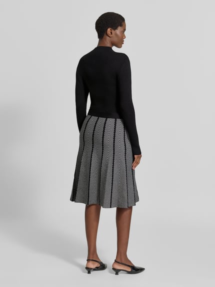 Frauenmodel trägt Knielanges Kleid im 2-in-1-Look von Apricit, mieszanka wiskozy, Linia a, długość do kolan, wiązany pasek, Długość tyłu w rozmiarze S: 105 cm, Szerokość w rozmiarze S: 39 cm, Długość rękawów w rozmiarze S: 64 cm, czarno-biała, tkanina z fakturą, Ganzkörperansicht Rückansicht
