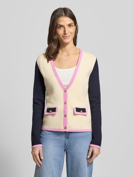 Vrouwenmodel draagt Regular Fit Cardigan uit puur katoen van Christian Berg Woman in tricotlook met V-hals, sierknopen, knoopsluiting, beige, zwart en roze accenten, lengte rug 60 cm, mouwlengte 64 cm, vooraanzicht bovenlichaam.