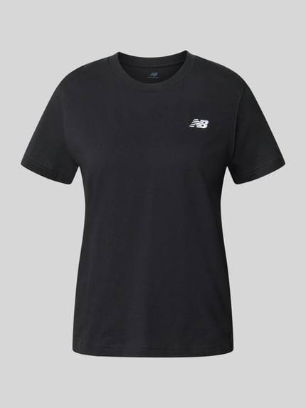 Produktfoto, schwarzes Regular Fit T-Shirt mit Logo-Stitching von New Balance aus reiner Baumwolle, Rundhalsausschnitt, Rückenlänge 60 cm