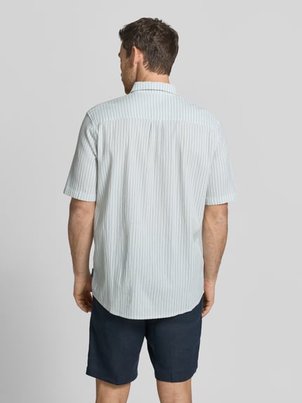 Männermodel trägt Comfort Fit Freizeithemd aus Lyocell-Baumwoll-Mix von Tom Tailor, Optik: Unifarben, Struktur, Ganzkörperansicht Rückansicht.