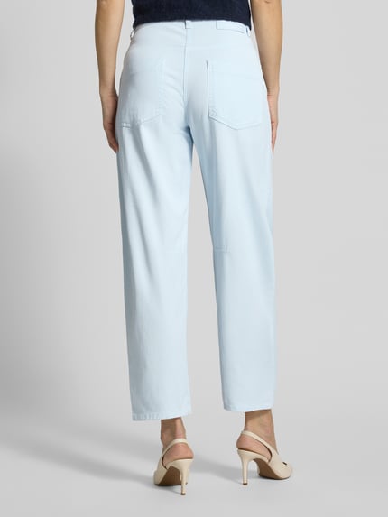 Vrouwenmodel draagt Relaxed Fit Jeans aus Lyocell-Mix van Cambio in lichtblauw, katoenmix, met geknoopt doek, verkorte pasvorm, achteraanzicht volledige lichaamsopname.